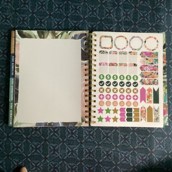 Floral Agenda Planner 2024 New 17 months August 2023-December 2024 - Picture 5 of 10
